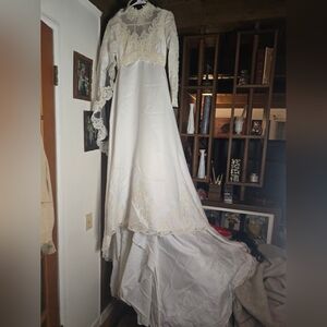 Union Made Vintage Lomg Sleeve Elegant White Lace Wedding Gown With Veil